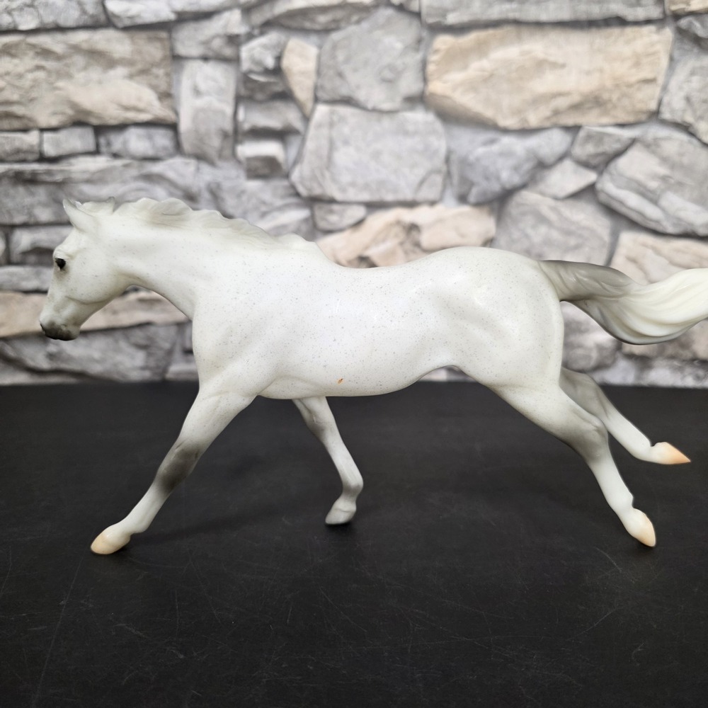 Breyer Classic Freedom Series HOTY Racing The Wind Thoroughbred Mare Grey - Picture 5 of 12